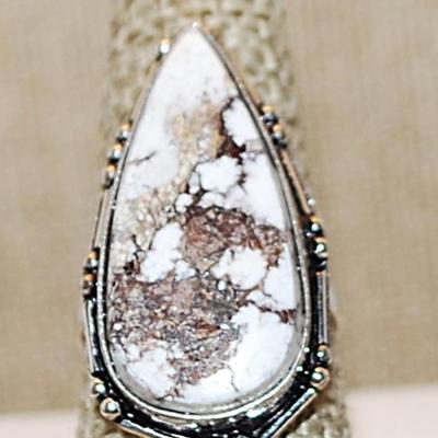 Size 8½ Long PEAR Shaped BROWNS on WHITE Colored Agate Gemstone Ring on a Silver Tone Band (7.8g)