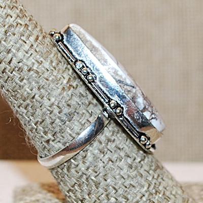 Size 8½ Long PEAR Shaped BROWNS on WHITE Colored Agate Gemstone Ring on a Silver Tone Band (7.8g)