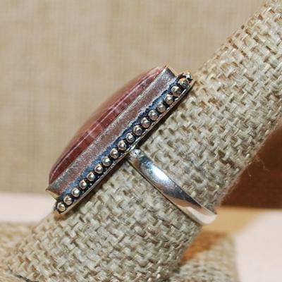 Size 9¼ Triangle Shaped MAROON Colored AGATE Gemstone with Full Rope Surround on a Silver Tone Band (7.5g)
