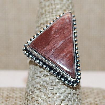 Size 9¼ Triangle Shaped MAROON Colored AGATE Gemstone with Full Rope Surround on a Silver Tone Band (7.5g)