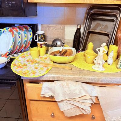 Lot 7: Cookbooks, Kitchen items & More