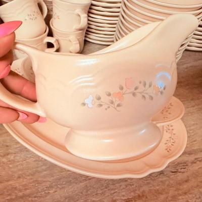 Lot 8: Pfaltzgraff Dishset & more kitchen items