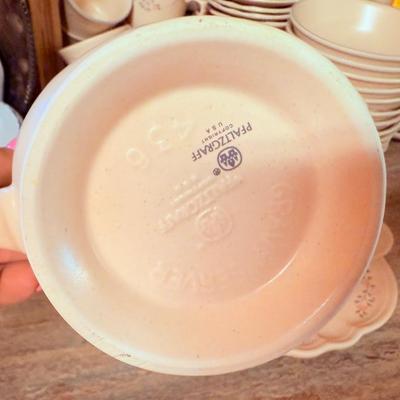 Lot 8: Pfaltzgraff Dishset & more kitchen items