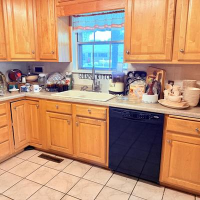 Lot 8: Pfaltzgraff Dishset & more kitchen items