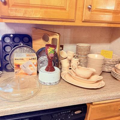 Lot 8: Pfaltzgraff Dishset & more kitchen items