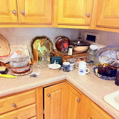 Lot 8: Pfaltzgraff Dishset & more kitchen items
