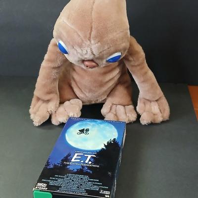 1982 E.T. Plush by Showtime + VHS Lot – Classic Spielberg Collectible