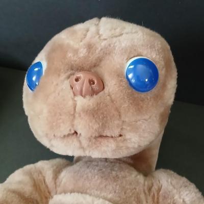 1982 E.T. Plush by Showtime + VHS Lot – Classic Spielberg Collectible