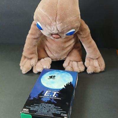 1982 E.T. Plush by Showtime + VHS Lot – Classic Spielberg Collectible