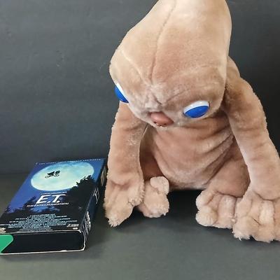 1982 E.T. Plush by Showtime + VHS Lot – Classic Spielberg Collectible