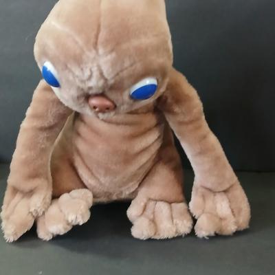 1982 E.T. Plush by Showtime + VHS Lot – Classic Spielberg Collectible
