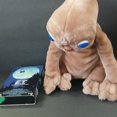 1982 E.T. Plush by Showtime + VHS Lot – Classic Spielberg Collectible