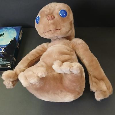 1982 E.T. Plush by Showtime + VHS Lot – Classic Spielberg Collectible