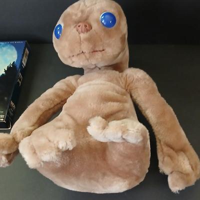 1982 E.T. Plush by Showtime + VHS Lot – Classic Spielberg Collectible