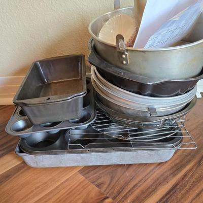 Large Mixed Bakeware Lot – Pans, Tins, Racks & More (Vintage + Modern)