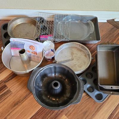 Large Mixed Bakeware Lot – Pans, Tins, Racks & More (Vintage + Modern)