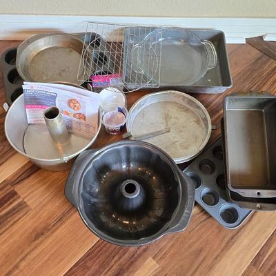 Large Mixed Bakeware Lot – Pans, Tins, Racks & More (Vintage + Modern)