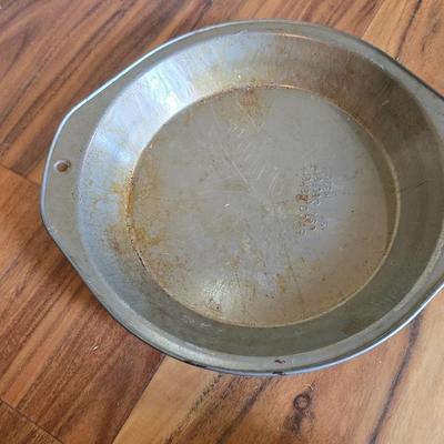 Large Mixed Bakeware Lot – Pans, Tins, Racks & More (Vintage + Modern)