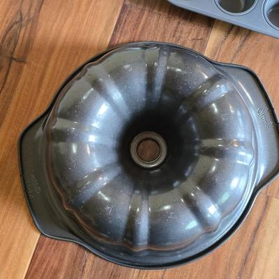 Large Mixed Bakeware Lot – Pans, Tins, Racks & More (Vintage + Modern)