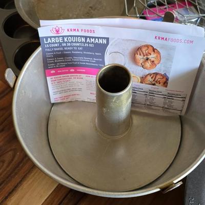 Large Mixed Bakeware Lot – Pans, Tins, Racks & More (Vintage + Modern)