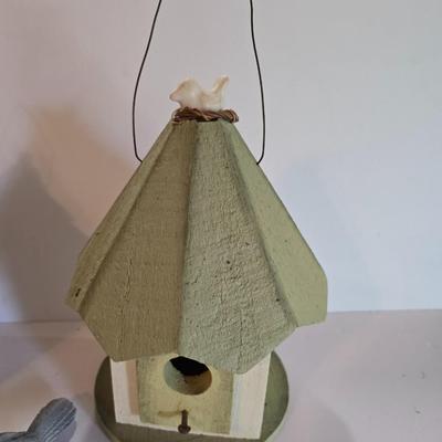 Set of 2 Painted Wooden Birdhouses + Decorative Bird Figurine – Cottage Garden Decor