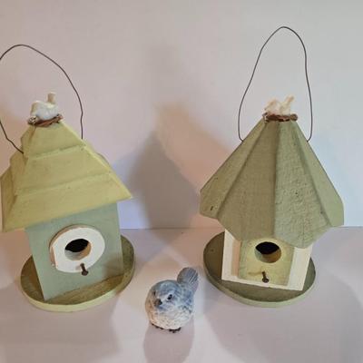 Set of 2 Painted Wooden Birdhouses + Decorative Bird Figurine – Cottage Garden Decor