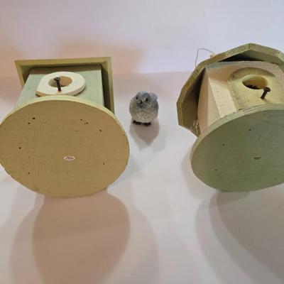 Set of 2 Painted Wooden Birdhouses + Decorative Bird Figurine – Cottage Garden Decor