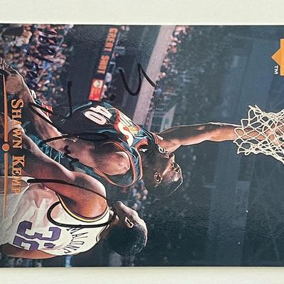 Seattle Supersonics Shawn Kemp signed 1995-96 Upper Deck #222  trading card