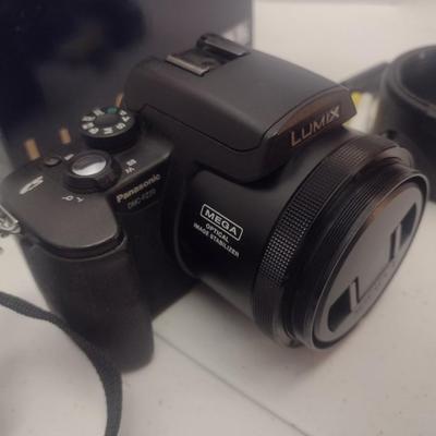 Panasonic Lumix FZ20 Digital Camera with Carry Case, Cords and Original Box