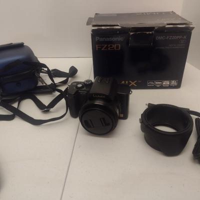 Panasonic Lumix FZ20 Digital Camera with Carry Case, Cords and Original Box