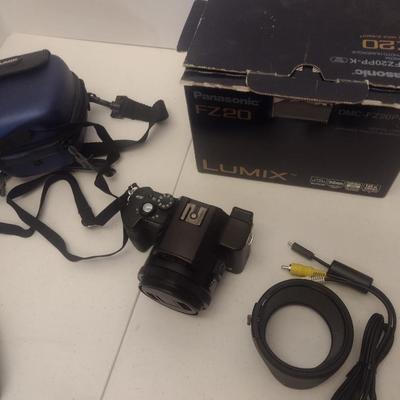 Panasonic Lumix FZ20 Digital Camera with Carry Case, Cords and Original Box