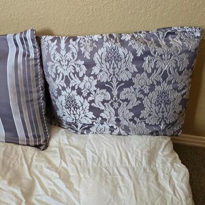 Down Comforter Set – 9 Pieces Queen sized