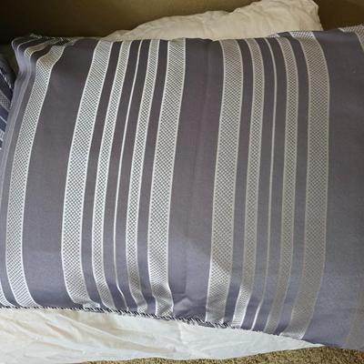 Down Comforter Set – 9 Pieces Queen sized