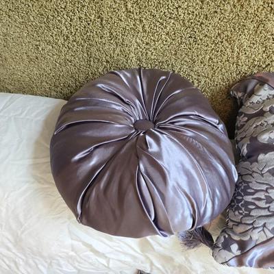 Down Comforter Set – 9 Pieces Queen sized