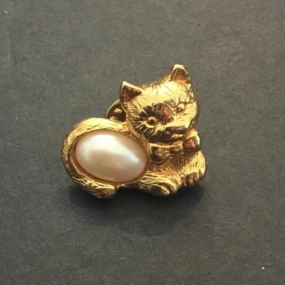 Vintage Avon cat pin