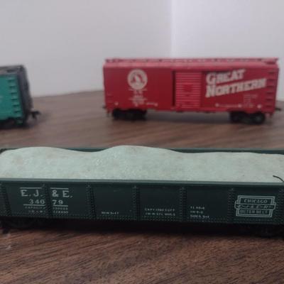 Set of Seven Tyco HO Scale Rail Cars and Caboose No Boxes