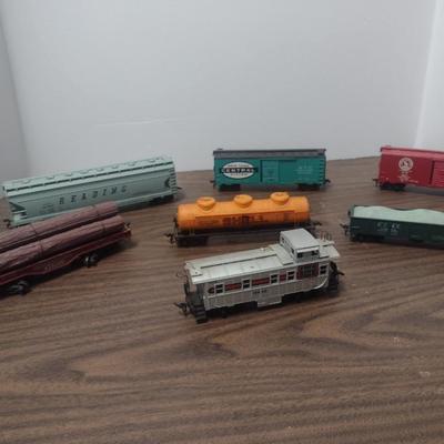 Set of Seven Tyco HO Scale Rail Cars and Caboose No Boxes