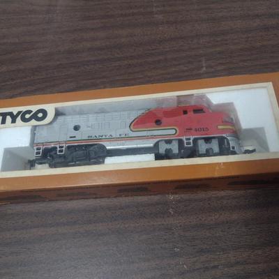Vintage Tyco Santa Fe HO Scale Diesel Engine #4015 in Original Box