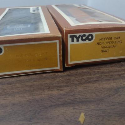 Set of Four Tyco HO Scale Rail Cars Includes Hershey's Box Car, Union 76 Tanker, Hopper and Boston and Maine Box Car