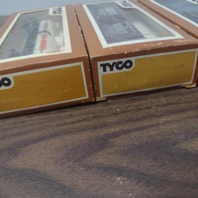 Set of Four Tyco HO Scale Rail Cars Includes Hershey's Box Car, Union 76 Tanker, Hopper and Boston and Maine Box Car