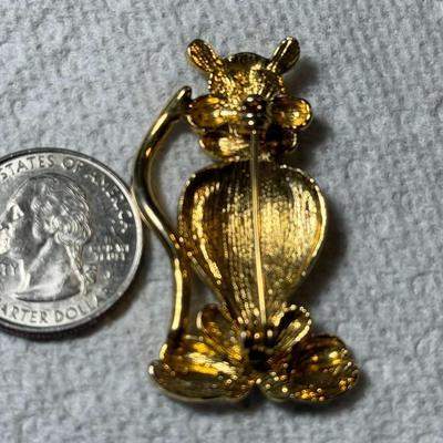 Vintage Gold-tone Metal Cat Pin/Brooch w/Stone Accents in VG Preowned Condition as Pictured.