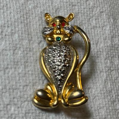 Vintage Gold-tone Metal Cat Pin/Brooch w/Stone Accents in VG Preowned Condition as Pictured.
