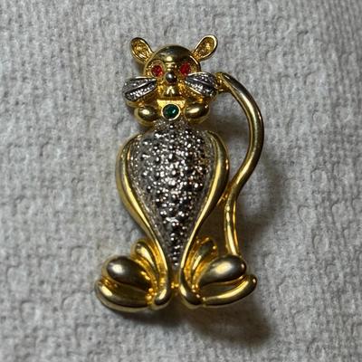 Vintage Gold-tone Metal Cat Pin/Brooch w/Stone Accents in VG Preowned Condition as Pictured.