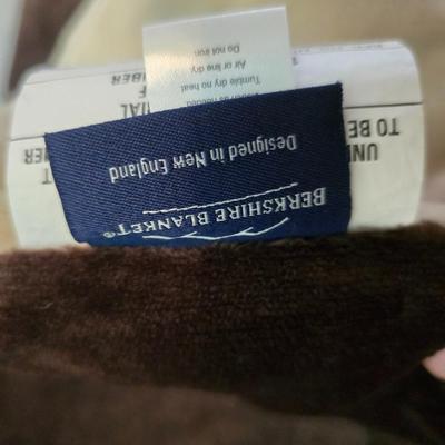 Twin Bedding Lot – Serta Mattress Pad, Sheets, Blanket & small pillow - Berkshire Comforter