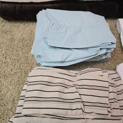 Twin Bedding Lot – Serta Mattress Pad, Sheets, Blanket & small pillow - Berkshire Comforter
