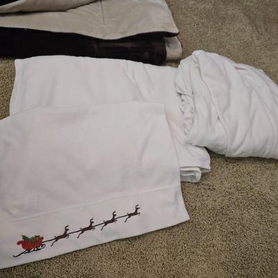 Twin Bedding Lot – Serta Mattress Pad, Sheets, Blanket & small pillow - Berkshire Comforter