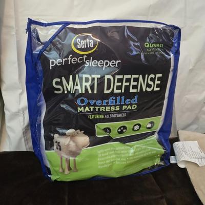 Twin Bedding Lot – Serta Mattress Pad, Sheets, Blanket & small pillow - Berkshire Comforter