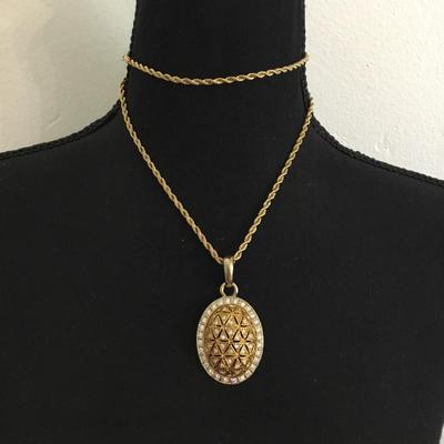 Beautiful vintage, gold, toned pendant, and necklace