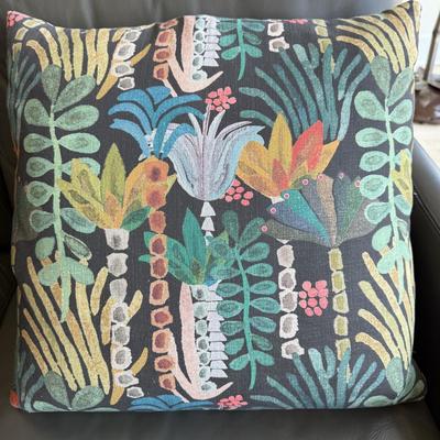 Freestyle Collection Couch With Throw Pillows (LR-BM)