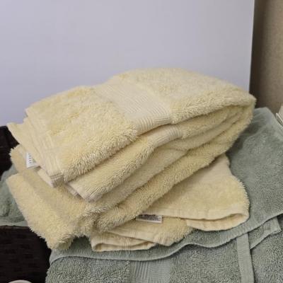 Complete Bathroom Essentials Lot – Vintage & Modern Mix